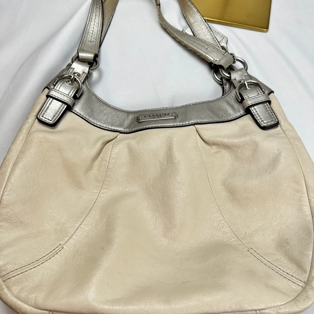 Coach Rare EUC white Lynn Hobo 3 compartment bag